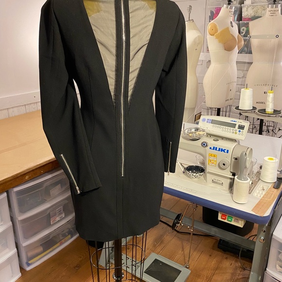 Black crepe dress . Mini-ish - Picture 6 of 6